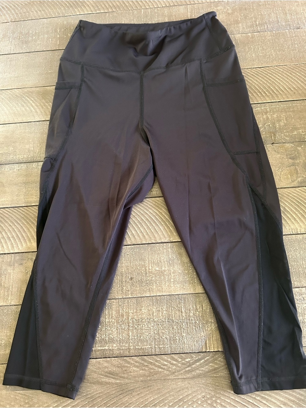 Black Athletic Capri Leggings with Side Pockets